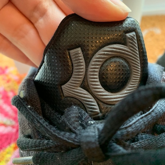 Nike Black Lebrons Size 4Y Unisex - Picture 7 of 9